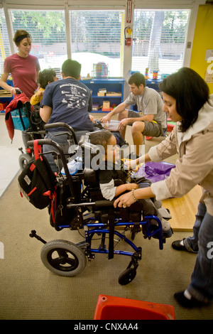 Les membres du personnel formés arrivant salue aveugles, malvoyants, et des enfants handicapés au centre d'apprentissage des enfants aveugles. Banque D'Images