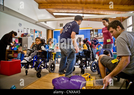 Les membres du personnel formés arrivant salue aveugles, malvoyants, et des enfants handicapés au centre d'apprentissage des enfants aveugles. Banque D'Images