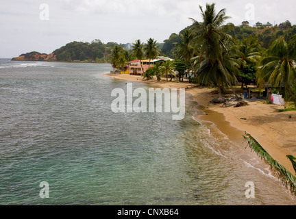 Jolie ville plage de Calibishie sur la côte nord-est de la Dominique dans les Antilles à la recherche vers les roches rouges Banque D'Images