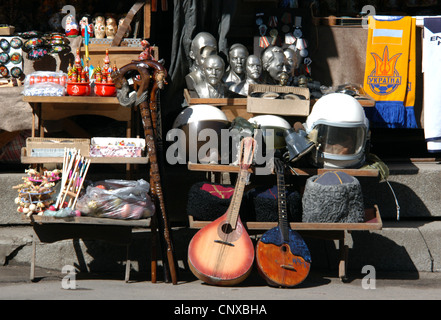 Des marchands de souvenirs en descente Andriyivskyy à Kiev, Ukraine. Instrument de musique folklorique ukrainienne est considérée kobza au premier plan. Banque D'Images