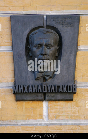 Plaque commémorative à la maison de l'écrivain russe Mikhaïl Boulgakov dans descente Andriyivskyy à Kiev, Ukraine. Banque D'Images