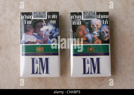 Avertissement de fumeurs sur les paquets de cigarettes en Thaïlande. Banque D'Images