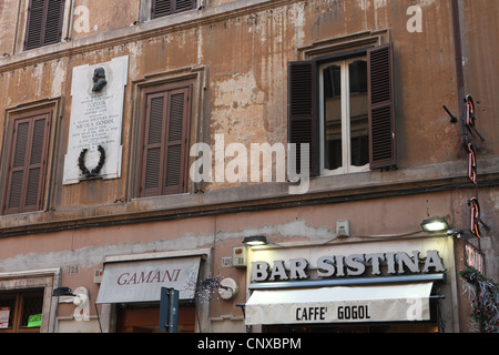 Plaque commémorative à l'écrivain russe Nikolaï Gogol à Via Sistina à Rome, Italie. Banque D'Images