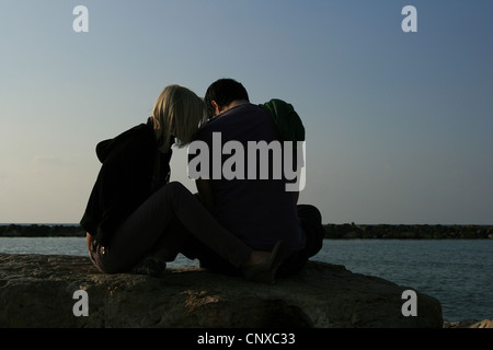 L'amour d'un jeune couple à l'Trumpeldor Beach à Tel Aviv, Israël. Banque D'Images
