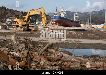 Siège des grands bateaux de pêche échoués sur terre, après avoir été transportées à l'intérieur de port par le tsunami en mars2011, Kesennuma, au Japon. Banque D'Images