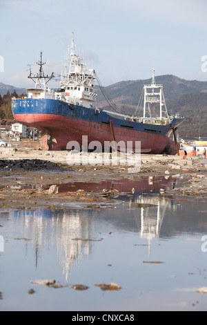 Siège des grands bateaux de pêche échoués sur terre, après avoir été transportées à l'intérieur de port par le tsunami en mars2011, Kesennuma, au Japon. Banque D'Images