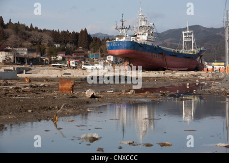 Siège des grands bateaux de pêche échoués sur terre, après avoir été transportées à l'intérieur de port par le tsunami en mars2011, Kesennuma, au Japon. Banque D'Images