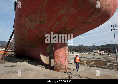 Siège des grands bateaux de pêche échoués sur terre, après avoir été transportées à l'intérieur de port par le tsunami en mars2011, Kesennuma, au Japon. Banque D'Images