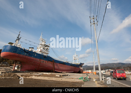 Siège des grands bateaux de pêche échoués sur terre, après avoir été transportées à l'intérieur de port par le tsunami en mars2011, Kesennuma, au Japon. Banque D'Images