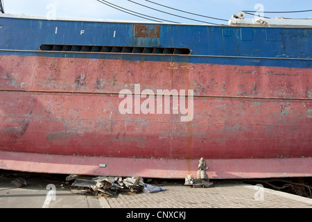 Siège des grands bateaux de pêche échoués sur terre, après avoir été transportées à l'intérieur de port par le tsunami en mars2011, Kesennuma, au Japon. Banque D'Images