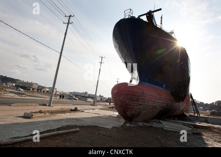 Siège des grands bateaux de pêche échoués sur terre, après avoir été transportées à l'intérieur de port par le tsunami en mars2011, Kesennuma, au Japon. Banque D'Images