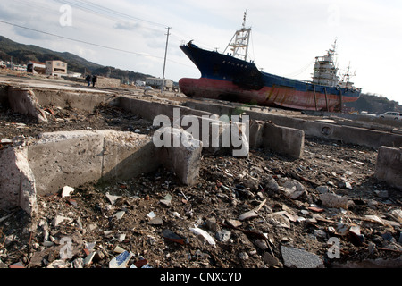 Siège des grands bateaux de pêche échoués sur terre, après avoir été transportées à l'intérieur de port par le tsunami en mars2011, Kesennuma, au Japon. Banque D'Images