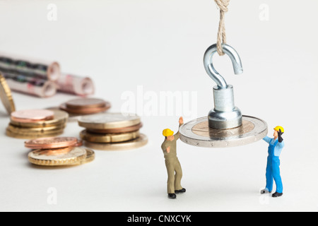 Ouvriers miniature une pendaison deux directeurs Euro coin vers le bas Banque D'Images