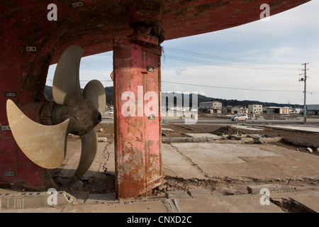 Siège des grands bateaux de pêche échoués sur terre, après avoir été transportées à l'intérieur de port par le tsunami en mars2011, Kesennuma, au Japon. Banque D'Images