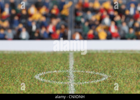 Le centre d'un terrain de football, de miniatures figurines des spectateurs en arrière-plan Banque D'Images