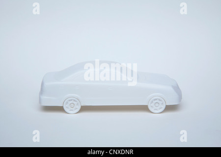 Un modèle de voiture miniature blanc sur fond blanc Banque D'Images