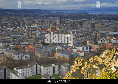 Vue sur le centre-ville de Salisbury Crags, Royaume-Uni, l'Écosse, Édimbourg Banque D'Images