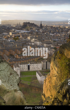 Vue sur le centre-ville de Salisbury Crags, Royaume-Uni, l'Écosse, Édimbourg Banque D'Images