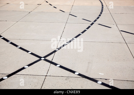 Lignes sur une piste de l'aéroport Banque D'Images