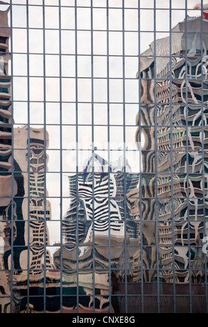 Les bâtiments reflètent dans windows en miroir du bâtiment de bureaux, Brisbane, Australie Banque D'Images