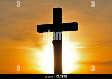 Crucifix contre ciel bleu, Allemagne, Bade-Wurtemberg, Jura Souabe Banque D'Images