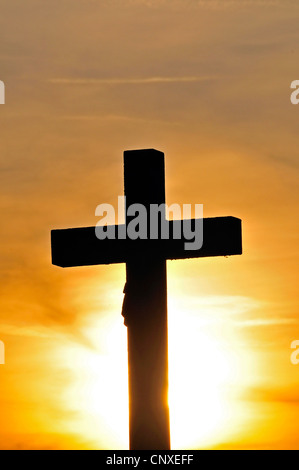 Crucifix contre ciel bleu, Allemagne, Bade-Wurtemberg, Jura Souabe Banque D'Images