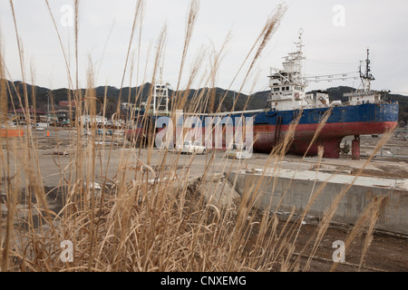 Siège des grands bateaux de pêche échoués sur terre, après avoir été transportées à l'intérieur de port par le tsunami en mars2011, Kesennuma, au Japon. Banque D'Images