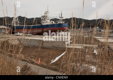 Siège des grands bateaux de pêche échoués sur terre, après avoir été transportées à l'intérieur de port par le tsunami en mars2011, Kesennuma, au Japon. Banque D'Images