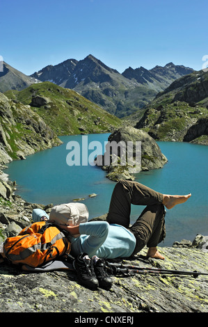 Montagne femelle wanderer reposant à Bellacomba lake, Italie, Val d'Aoste Banque D'Images