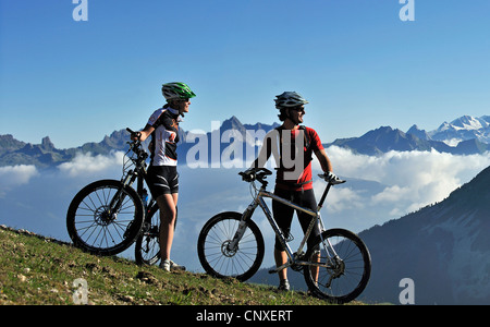 Deux vélo de montagne en face de paysages de montagne, Savoie, France Banque D'Images