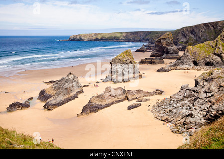 Cumulus de beau temps et un ciel bleu sur Bedruthan Steps beach à Cornwall Banque D'Images