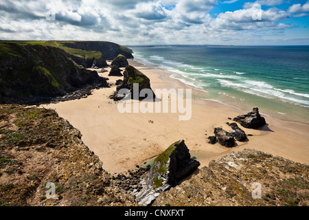 Cumulus de beau temps et un ciel bleu sur Bedruthan Steps beach à Cornwall Banque D'Images