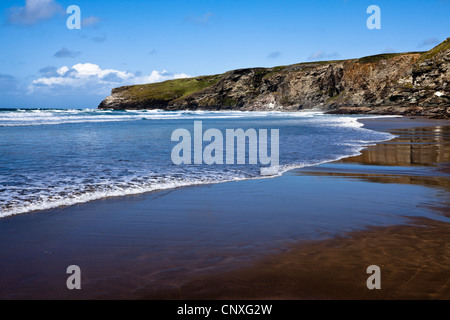 Beau temps à marée basse sur la plage de Strand Trebarwith, Cornwall Banque D'Images