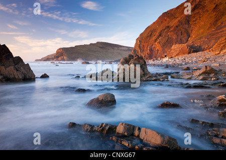 La marée monte les barres rocheuses de Duckpool Beach sur la côte nord des Cornouailles, Cornwall, Angleterre. Printemps (mars) 2011. Banque D'Images