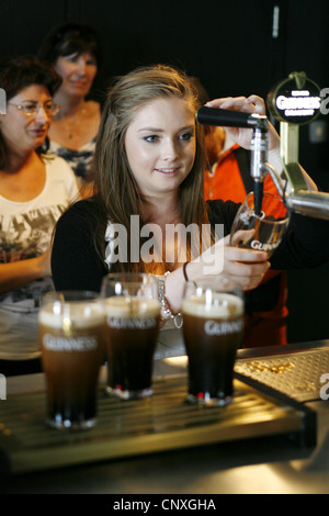 Syndicat d'apprendre comment verser le 'Perfect Pint', Guinness Storehouse, Dublin, Irlande Banque D'Images
