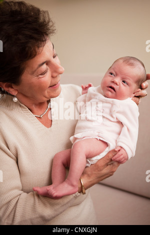 Grand-mère avec bébé fille Banque D'Images