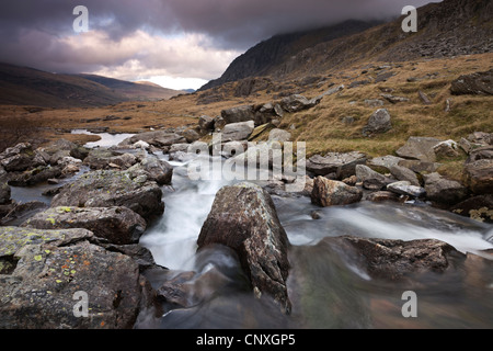 Rocky River dans le Cwm Idwal, Parc National de Snowdonia, Pays de Galles, Royaume-Uni. Printemps (avril) 2011. Banque D'Images