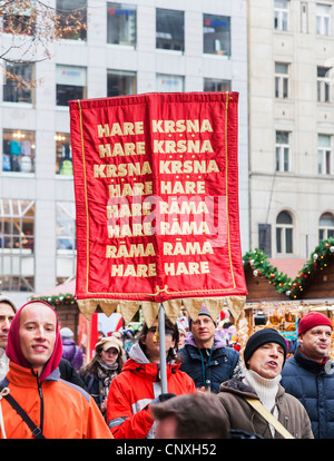 Adeptes Hare Krishna, défiler et chanter dans la bonne humeur avec des bannières à la place Wenceslas, Prague, République Tchèque Banque D'Images