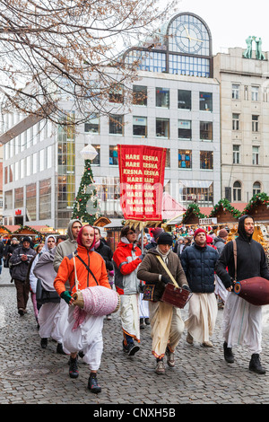 Adeptes Hare Krishna, défiler et chant avec tambour en bonne humeur avec des bannières à la place Wenceslas, Prague, République Tchèque Banque D'Images