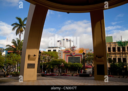 Les chaînes de restauration rapide sur le parc Central Parque Central dans la capitale San José, Costa Rica, Amérique Centrale Banque D'Images