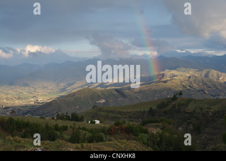 Arc-en-ciel sur colline paysage à la Laguna Quilotoa, Equateur, Otavalo Banque D'Images