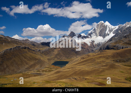 Laguna Mitucocha en face de la Nevado Jirishanca (6094 m), le Pérou, les Andes Cordillère Huayhuash, Banque D'Images