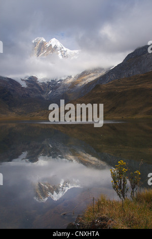 Laguna Mitucocha en face de la Nevado Jirishanca (6094 m), le Pérou, les Andes Cordillère Huayhuash, Banque D'Images