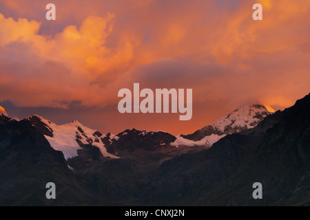 Lumière du soir dans l'Alpamayo, le Pérou, les Andes, la Cordillère Blanche Banque D'Images