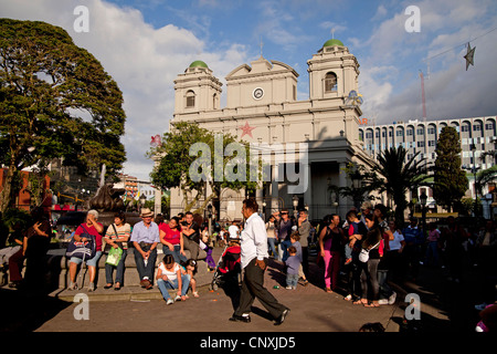 Place centrale du Parque Central et Cathédrale Métropolitaine Catedral Metropolitana dans la capitale San José, Costa Rica, Banque D'Images