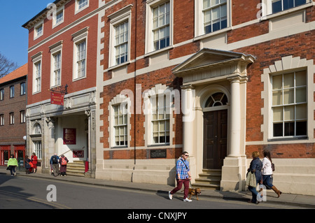 Gens touristes visiteurs marchant devant Fairfax House Georgian Townhouse Museum Et les bureaux de York Civic Trust Castlegate York North Yorkshire Angleterre ROYAUME-UNI Banque D'Images