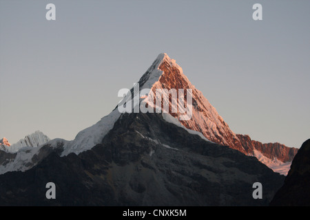 Artesonraju dans lumière du soir, le Pérou, les Andes, la Cordillère Blanche Banque D'Images