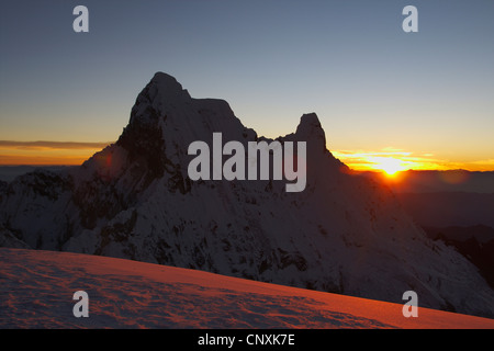 Avis de Nevado Pisco pour le Chacraraju au lever du soleil, le Pérou, les Andes, la Cordillère Blanche Banque D'Images