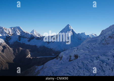 Vue de Nevados de Caras, Quitaraju, l'Alpamayo et Artesonjraju, le Pérou, les Andes, la Cordillère Blanche Banque D'Images