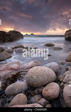 Plage de Porth Nanven et la Brisons au coucher du soleil, St Just, Cornwall, Angleterre. L'automne (septembre) 2011. Banque D'Images